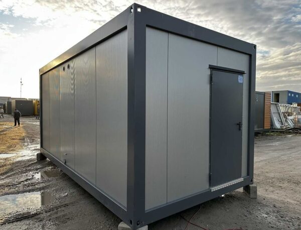 Container sanitario 3×6 – 6 docce, 2 lavandini, scaldabagno da 300 litri